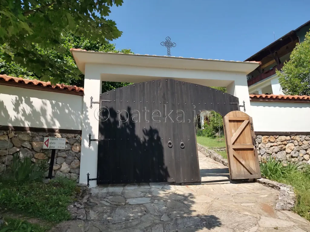 Портата на Руенския манастир