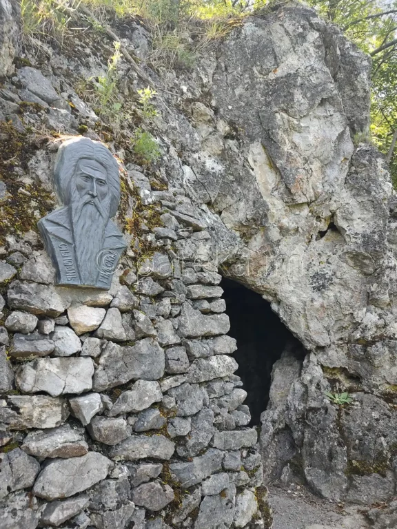 Отшелничешката пещера на Св. Йоан Рилски над Руенския манастир