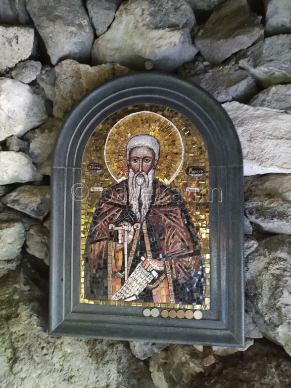 Отшелничешката пещера на Св. Йоан Рилски над Руенския манастир - икона на светеца