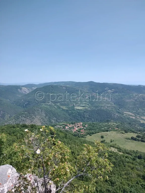 Гледка към село Скрино от Кръста над него