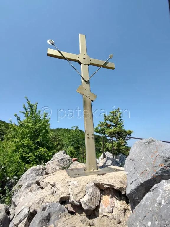 Кръста над Руенския манастир и с. Скрино