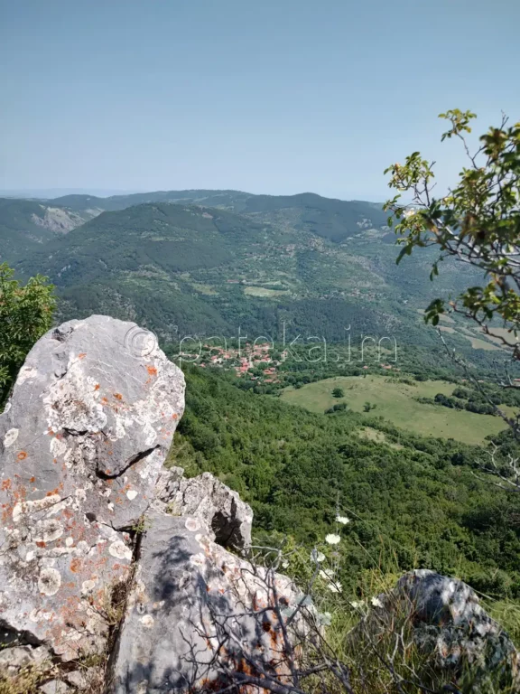 Гледка към село Скрино от Кръста над него