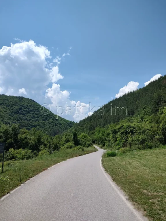 Пътят към село Смоличано след с. Ваксево