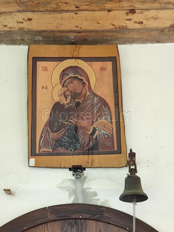 Икона над входа на храм Св. Анна в Смоличанския манастир