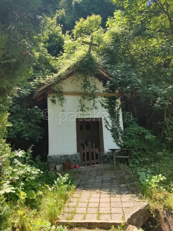 Аязмото в двора на Смоличанския манастир Св. Анна