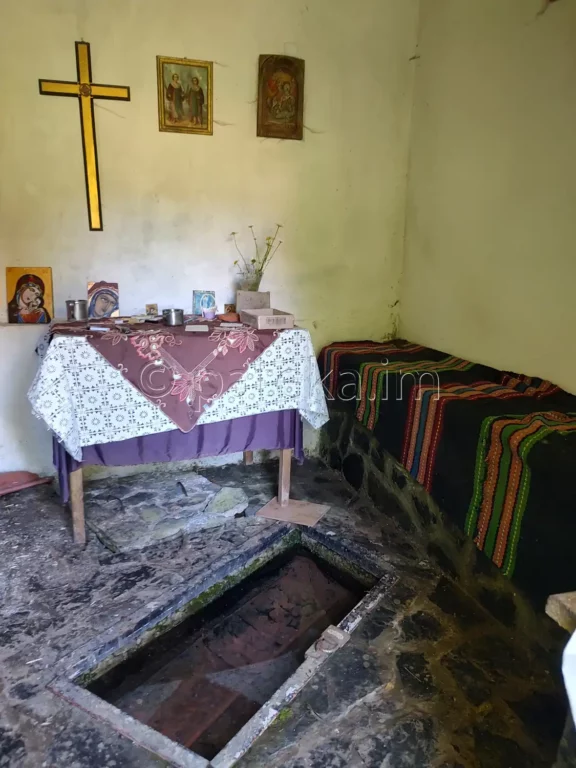 Аязмото в двора на Смоличанския манастир Св. св. Йоаким и Анна