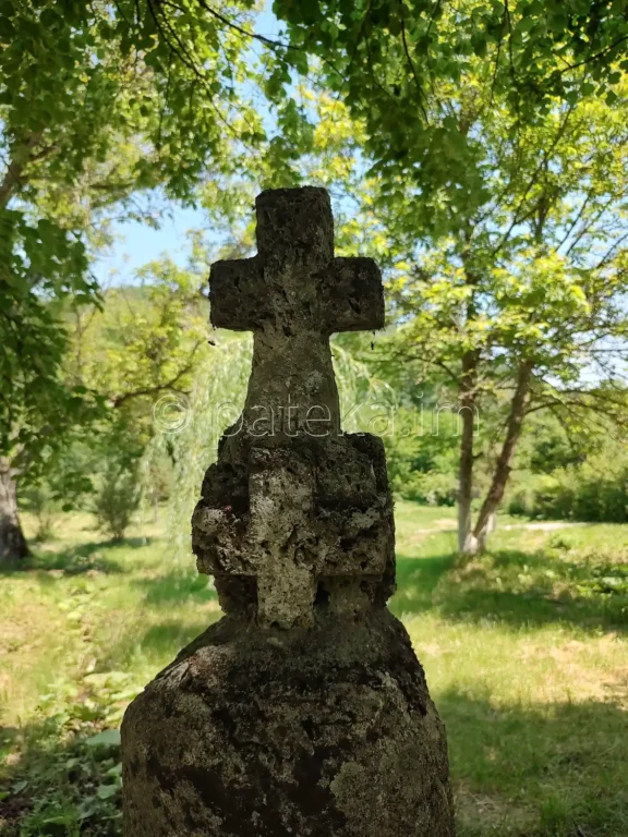 Кръст на Св. Ана в двора на Смоличанския манастир