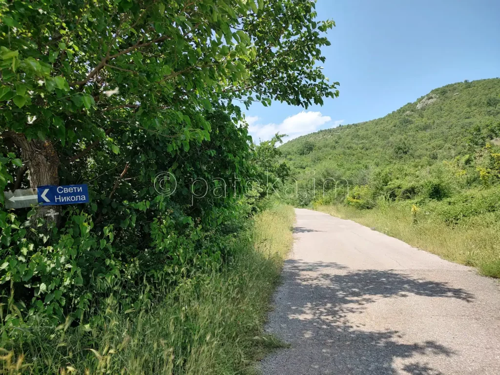 Указателна табелка за средновековната църква Св. Никола по пътя за с. Вуково