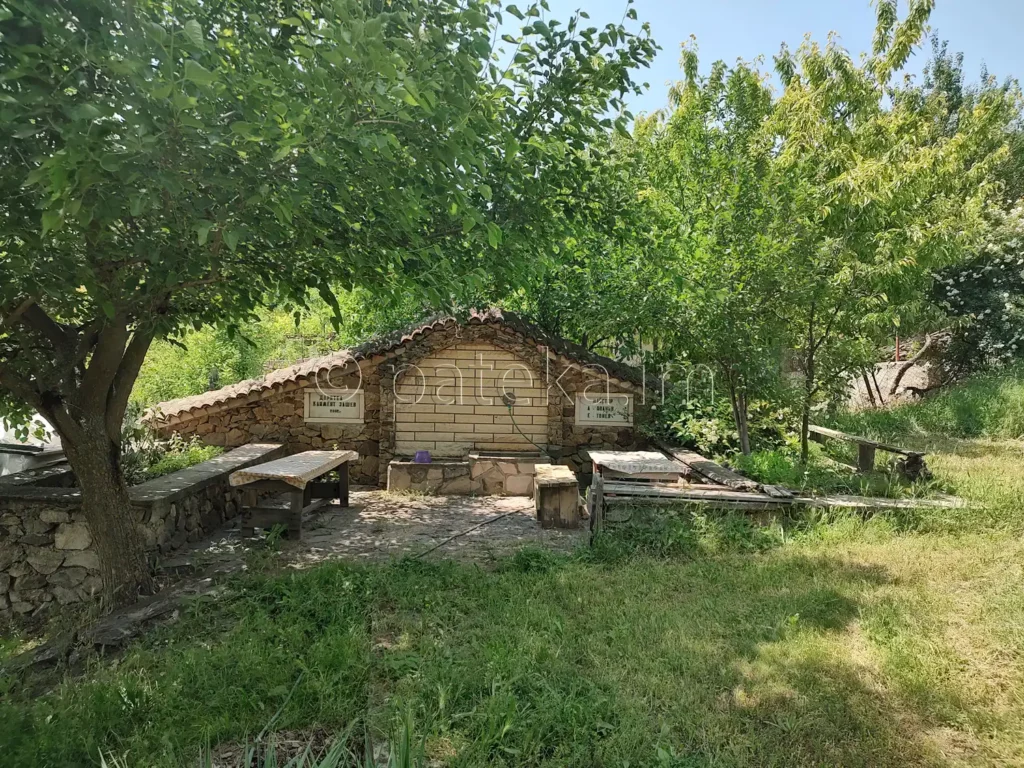 Чешма в двора на църквата Св. Петка