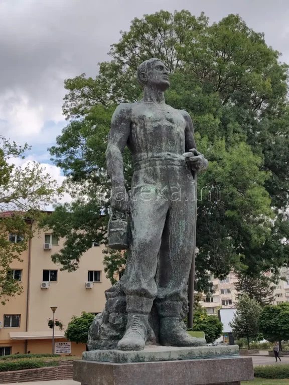 Чешма с паметник на миньора в Перник