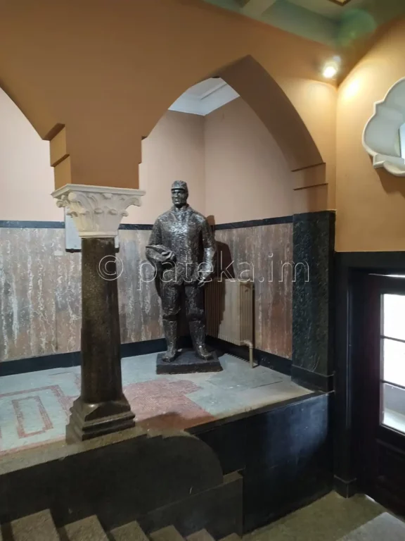 Скулптура на миньор в сградата на минната дирекция в Перник