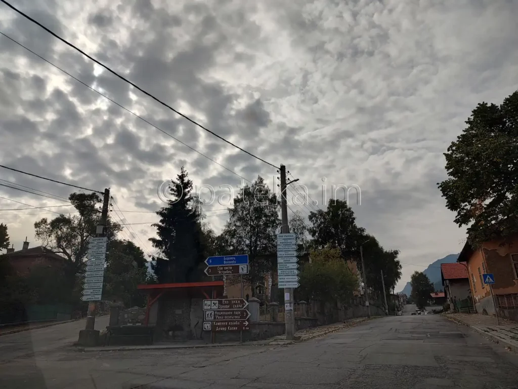 В началото на с. Бели Искър се поема вдясно