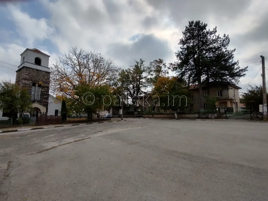 Площадът в центъра на с. Камено поле