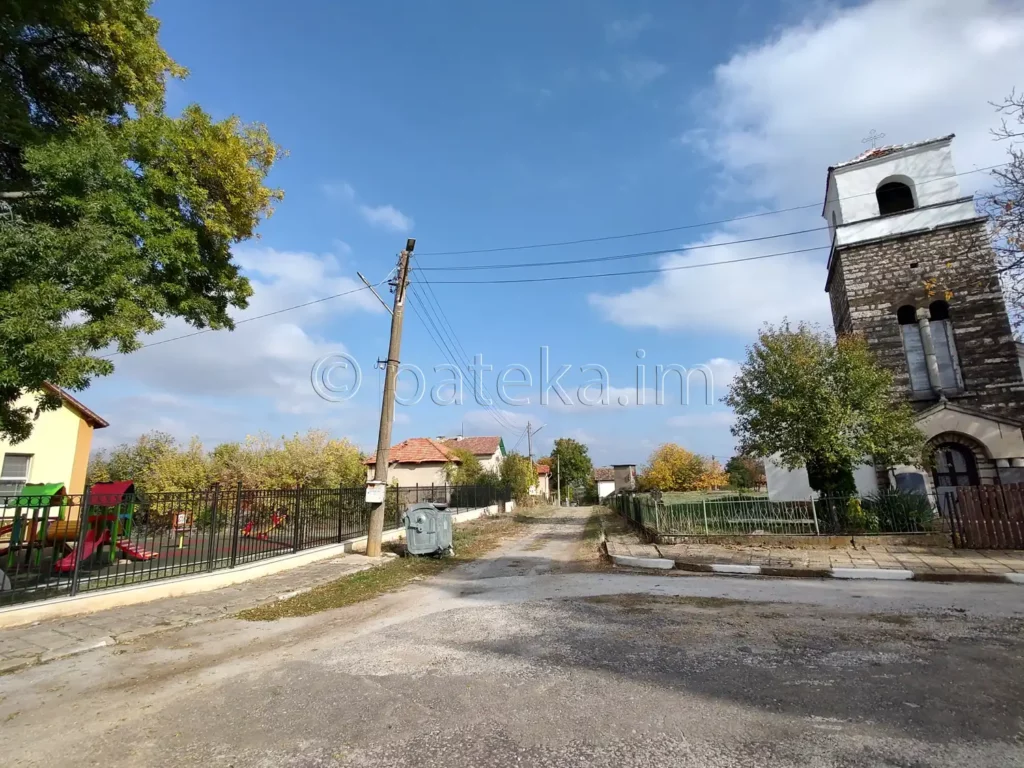 Началото на маршрута за Чуклите в центъра на с. Камено поле