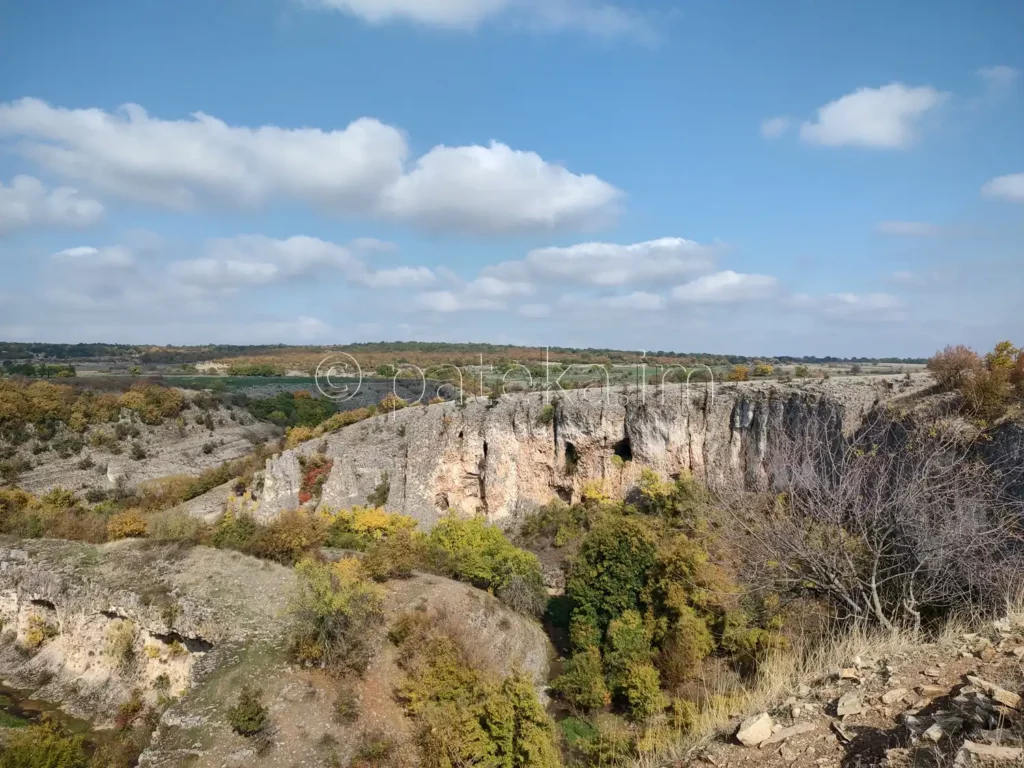 Гледки към каньона на река Ръчене край Камено поле