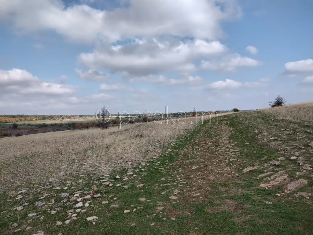 Вляво се отклонява пътека