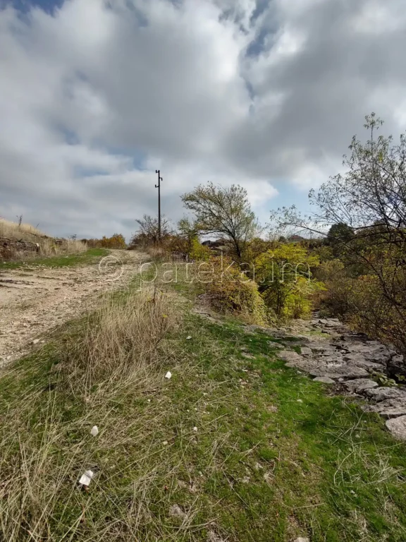 Тясна каменна пътека се отделя вдясно