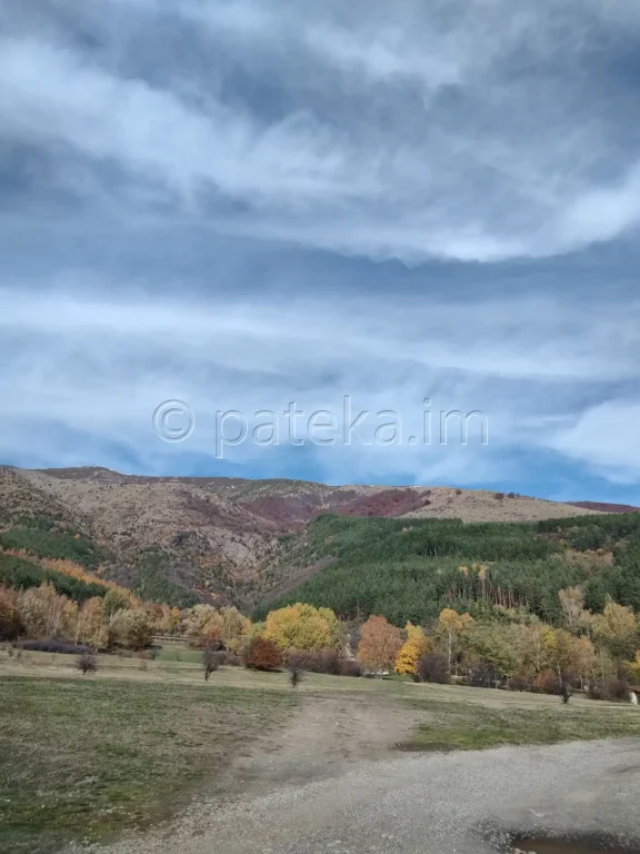 Пътят за Еленската базилика е вляво