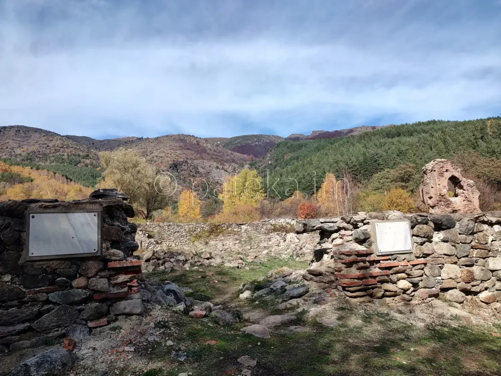 Входът към Еленската базилика край Пирдоп