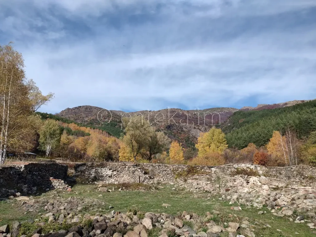 Крепостната стена около Еленската базилика