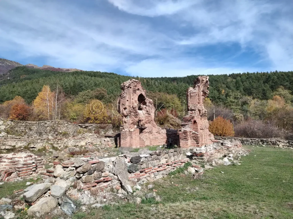 Руините на Еленската базилика край Пирдоп