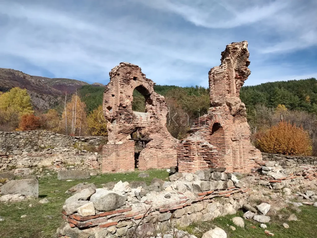 Руините на Еленската базилика край Пирдоп