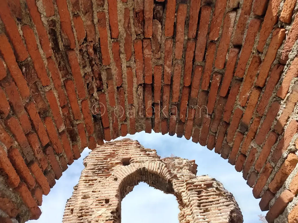 Арка в Еленската базилика край Пирдоп