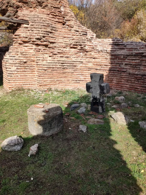 Оброчен кръст в Еленската базилика край Пирдоп