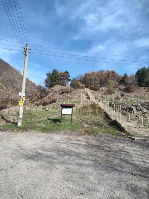Табелки и стъпалата към параклис Св. Кирик и Юлита в близост до Златишкия водопад