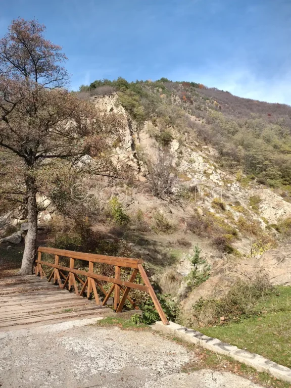 Мостът, от който се вижда Златишкия водопад