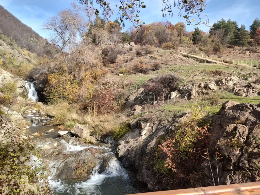 Златишкият водопад и стълбите към параклис Св. Кирик и Юлита