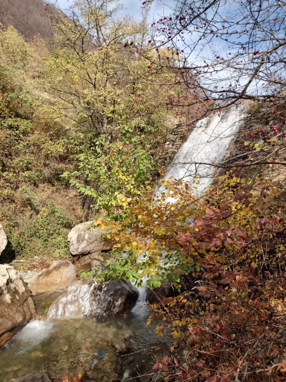 Изкуствен водопад над Златишкия водопад