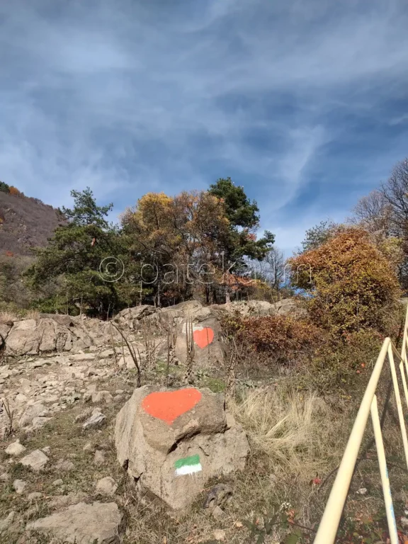 Покрай стълбите, които водят към параклис Св. Кирик и Юлита