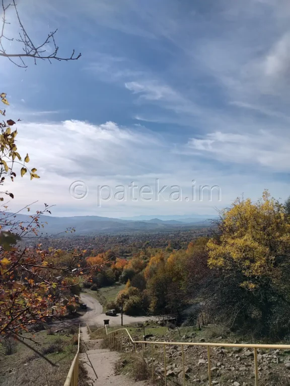 Гледка към Златица от стълбите, които водят към параклис Св. Кирик и Юлита
