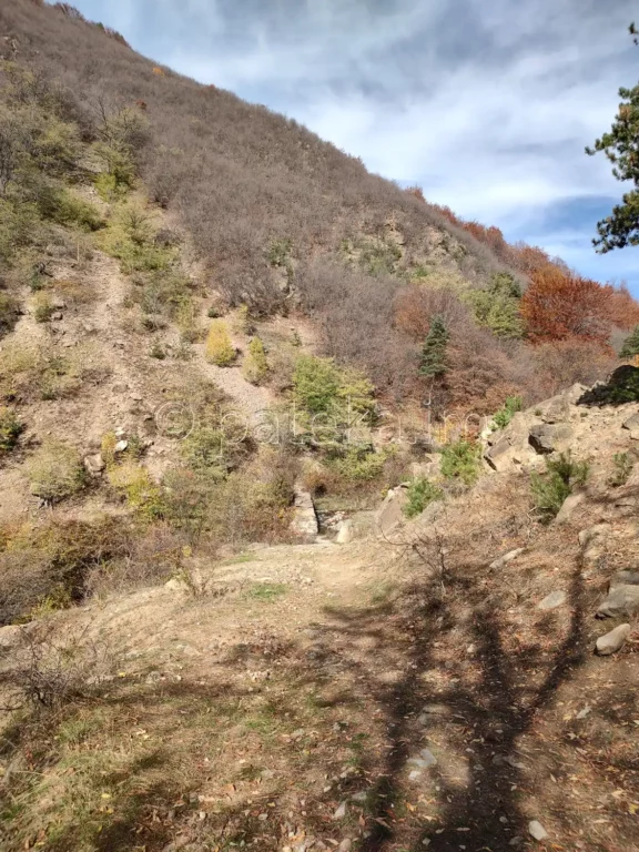 Пътека към река Куру дере в близост до параклис Св. Кирик и Юлита над Златица