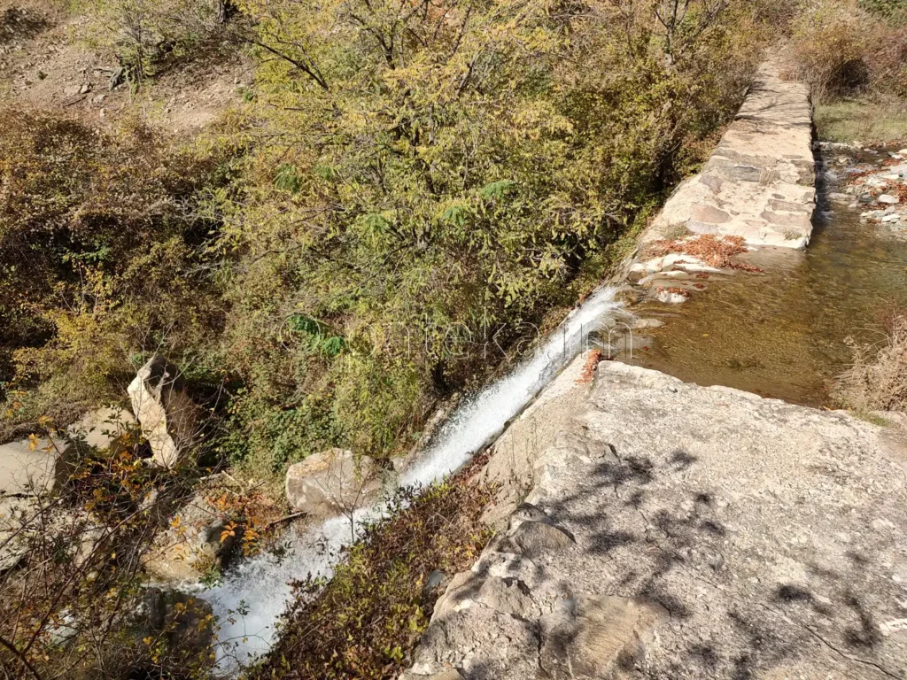 Изкуствен водопад на река Куру дере над Златишкия водопад
