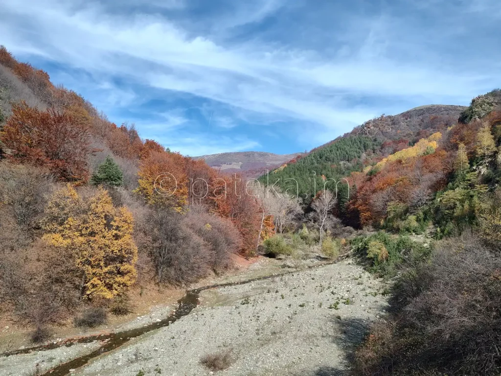 Панорамна гледка към долината на река Куру дере и Стара планина през есента