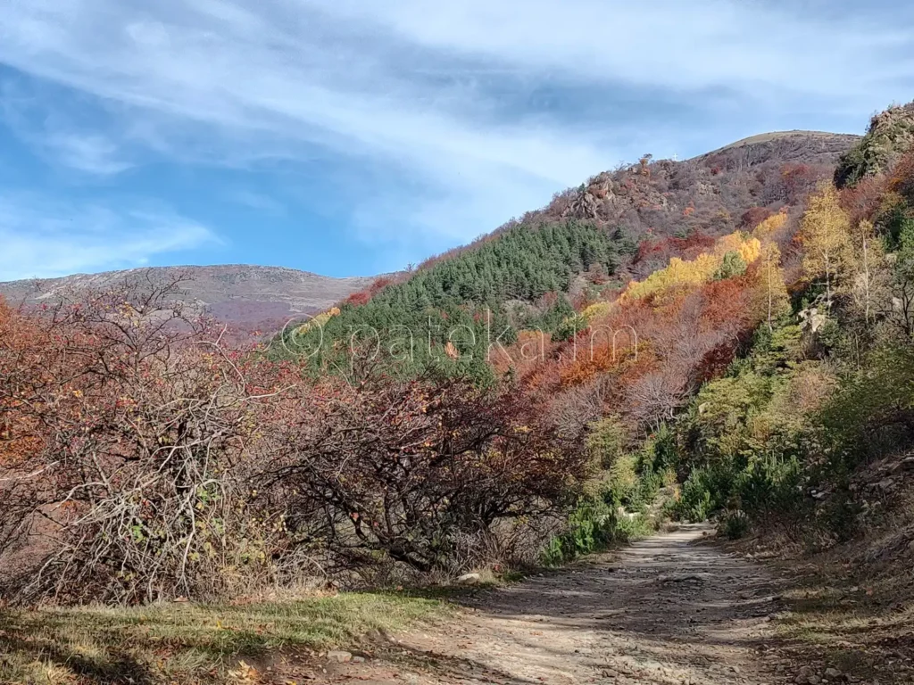 Панорамна гледка към Стара планина в близост до параклис Св. Кирик и Юлита над Златица