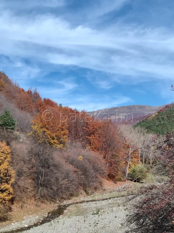 Панорамна гледка към долината на река Куру дере и Стара планина през есента