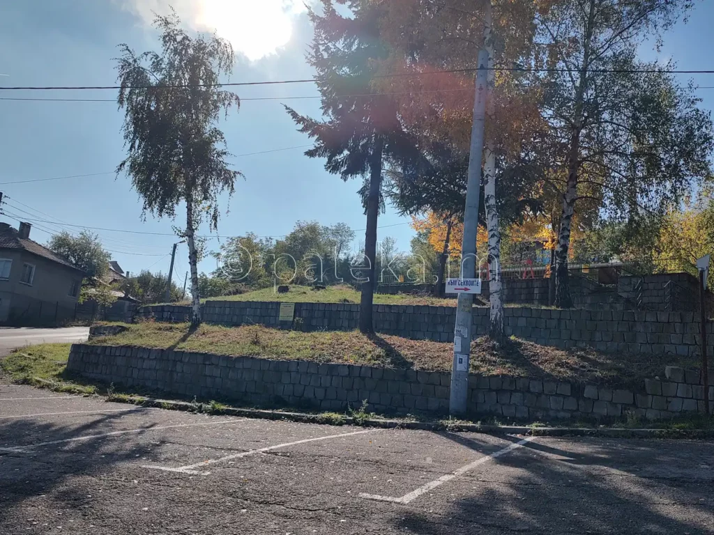 Паркингът в с. Богослов