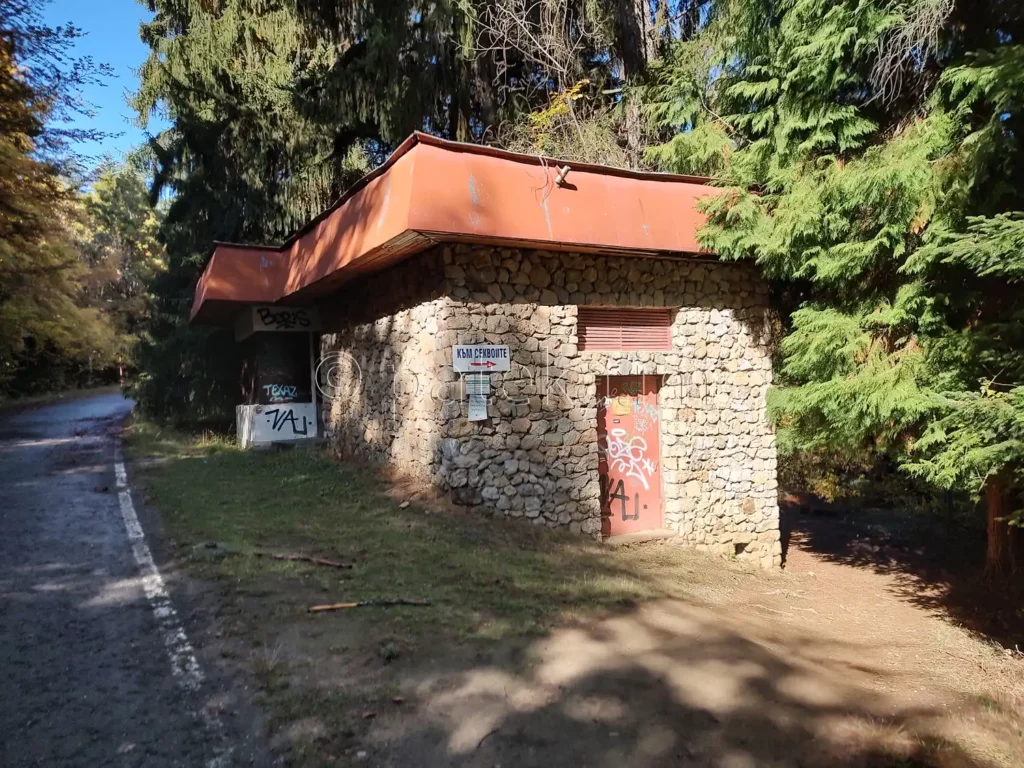 Трафопост в местност Юзбунар, пред който започва пътечката към гората с вековните секвои