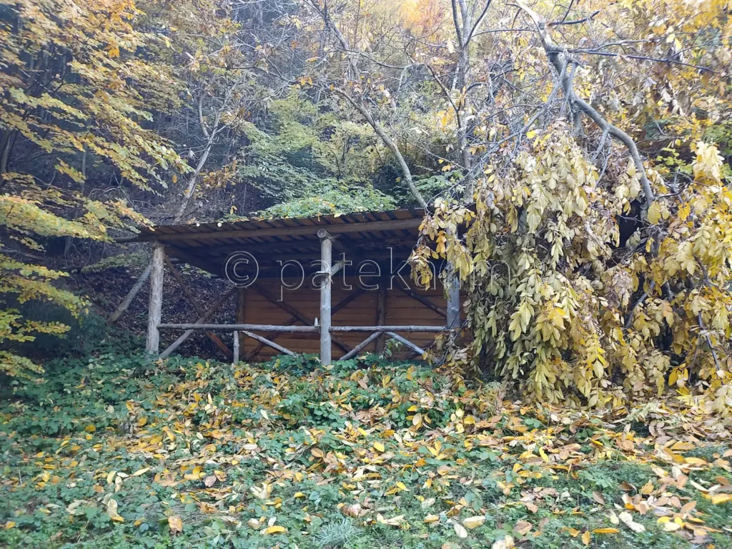 Навес над пътя в местността Ючбунар