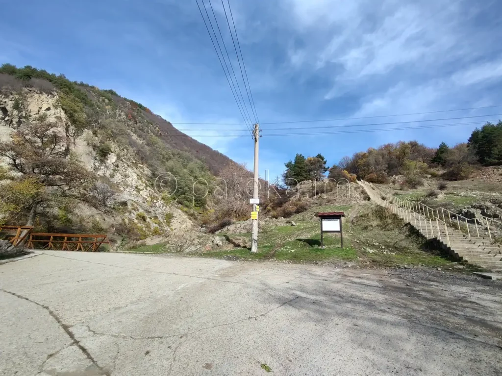 Мястото, където да паркирате, в близост до река Куру дере и мостът над нея.