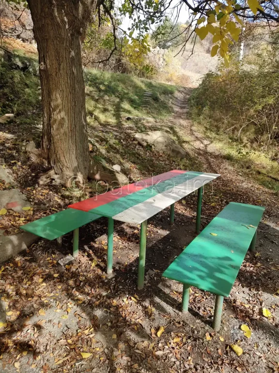 Маса и пейки в близост до Спасовото кладенче