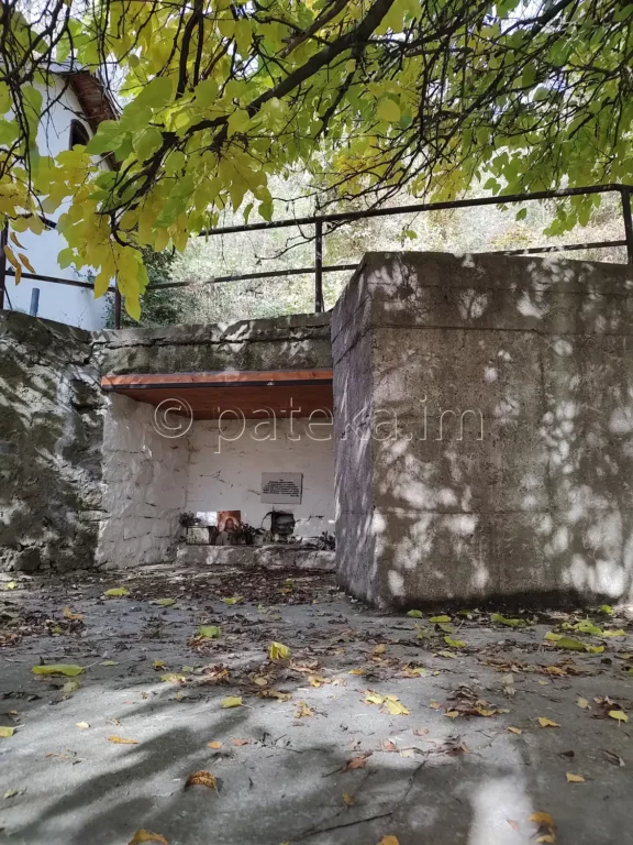 Иконостас над Спасовото кладенче