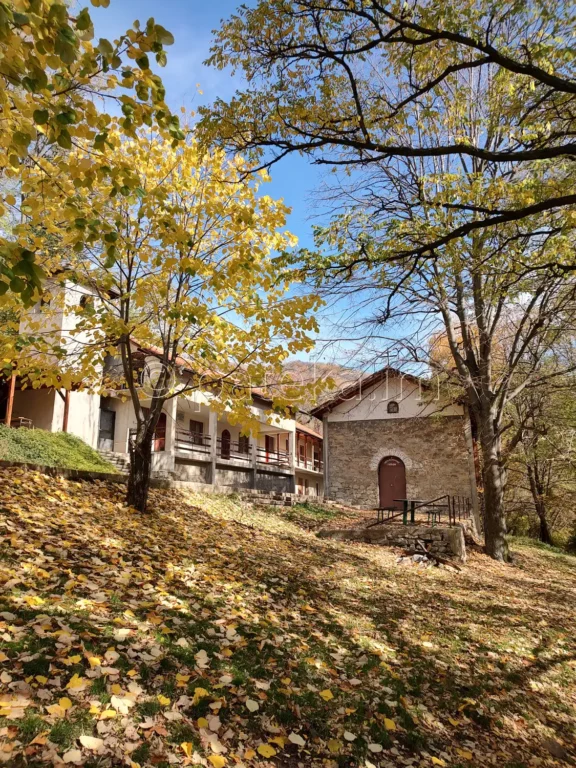 Златишкият манастир през есента