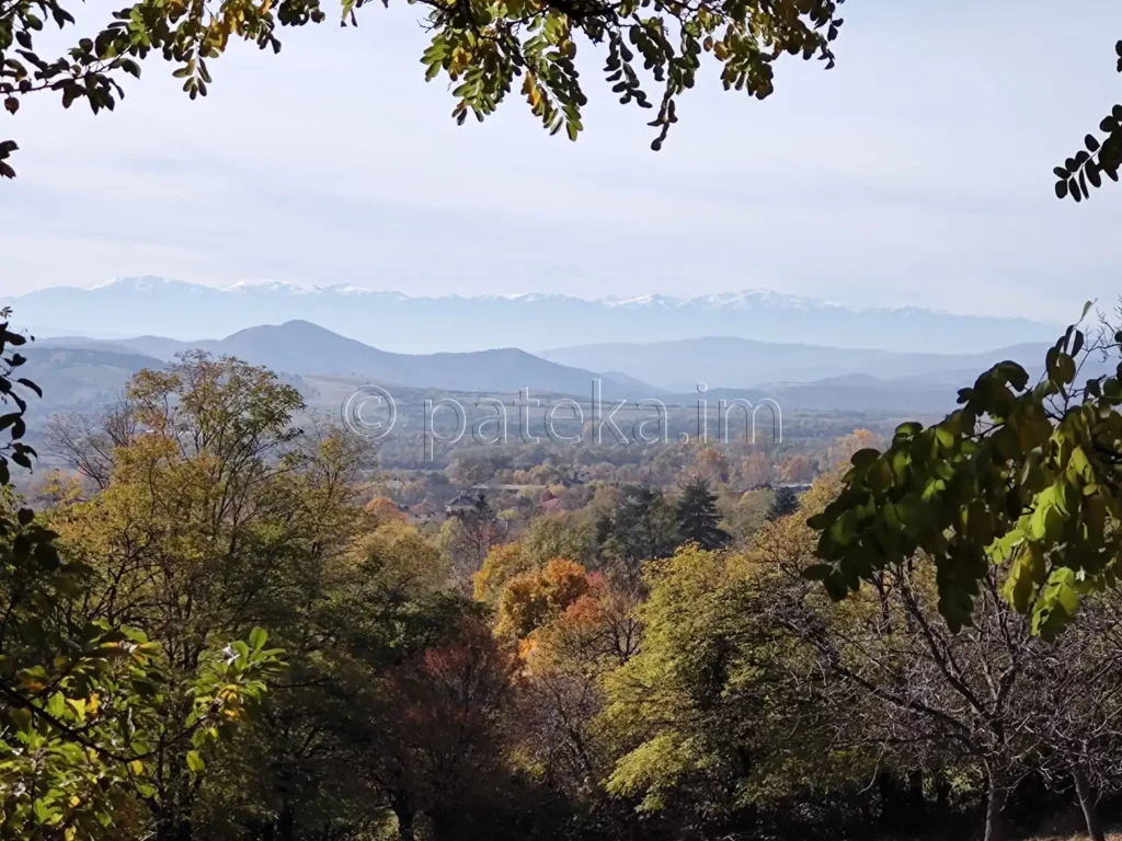 Гледка от двора на Златишкия манастир
