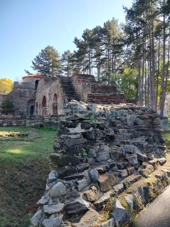 Стената на крепост Хисарлъка Кюстендил