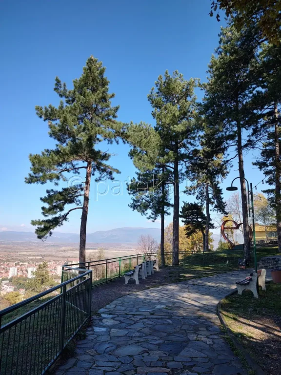 Пейки и гледка към Кюстендил от крепост Хисарлъка