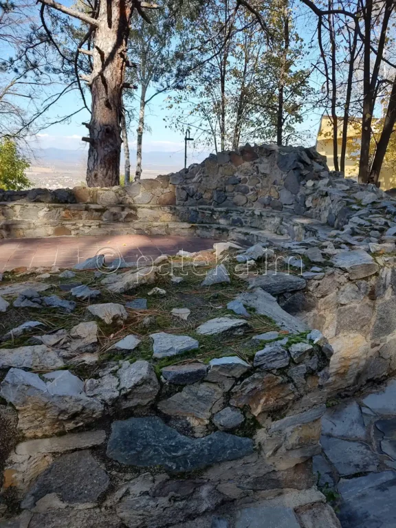 Основите на базиликата в крепост Хисарлъка Кюстендил